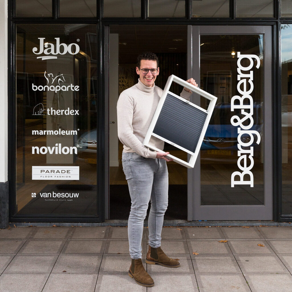 Sfeervol ingerichte showroom van woonwinkel Berg en Berg in Driebergen met een presentatie van vloeren en raamdecoratie.