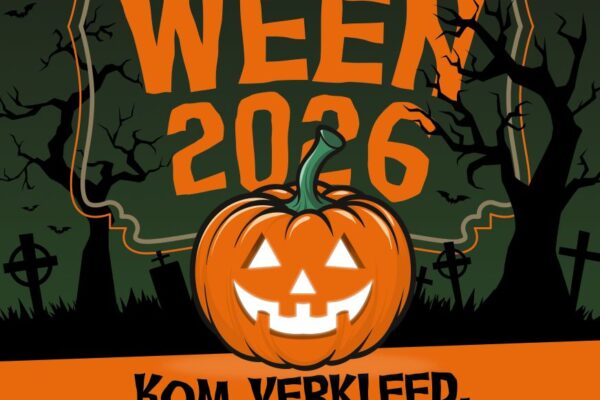 Groep vrolijk verklede kinderen als spoken en heksen die snoepjes verzamelen in de winkelstraten van Driebergen tijdens het Halloween-evenement.